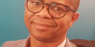 LE MIROIR QUE LE PEUPLE TEND AU GRAND JOUR