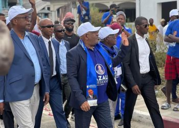 Azali. Seul sur scène ?