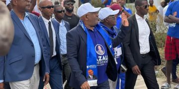 Azali. Seul sur scène ?