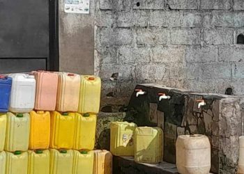 À la fontaine Omar Kassim, En attendant l’eau