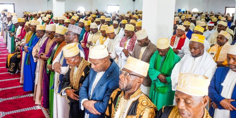 Mosquée pleine. Pour Azali à Mandza
