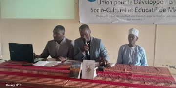 Oubeidillah Maeva Dhoimiri s’adresse à son public en shikomori