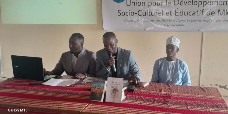 Oubeidillah Maeva Dhoimiri s’adresse à son public en shikomori