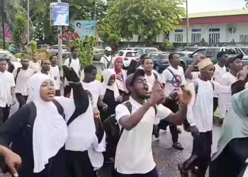 Les élèves des écoles publiques dans la rue