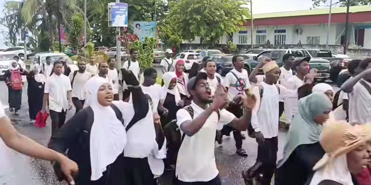 Les élèves des écoles publiques dans la rue