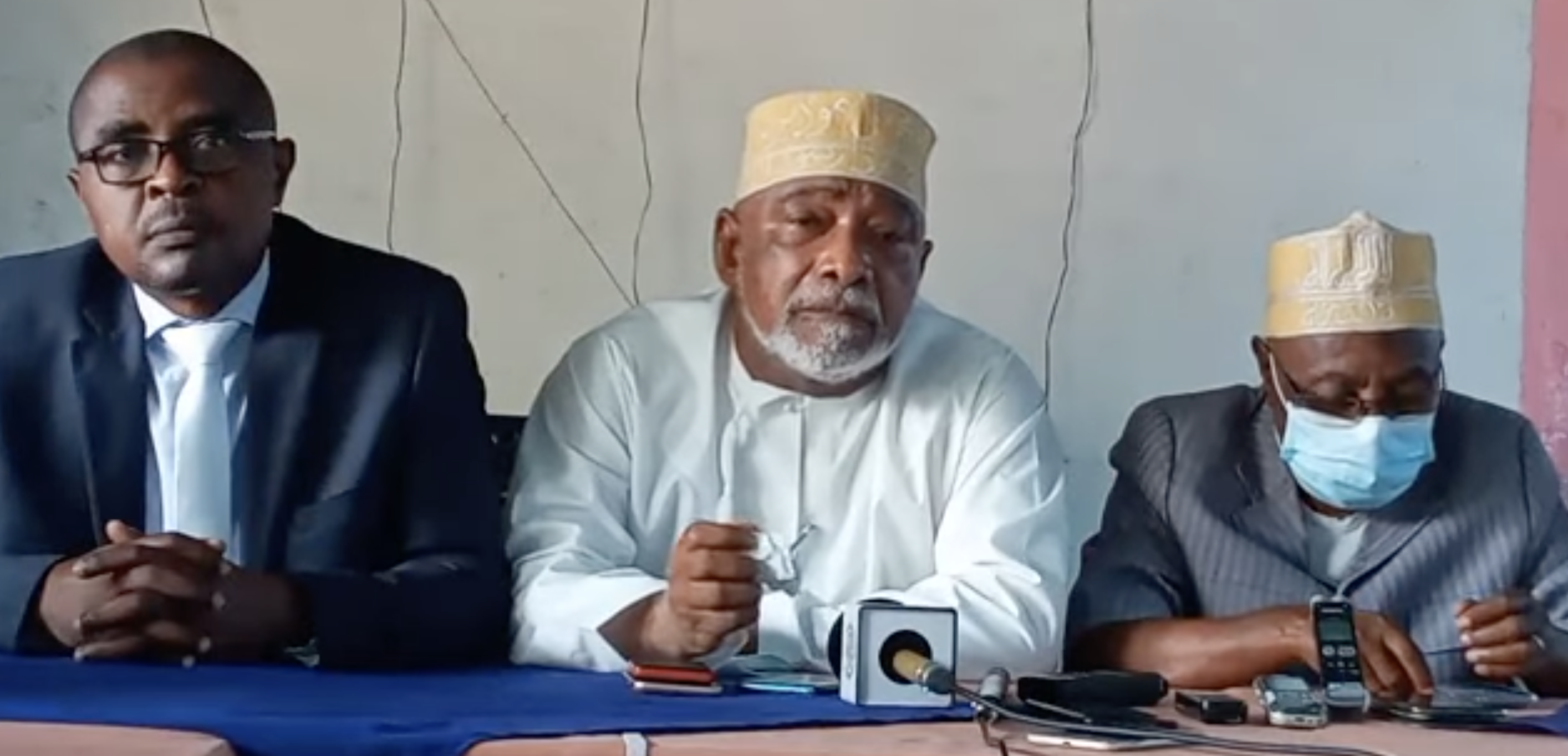 Conférence de presse de l’opposition. Le mandat d’Azali prend fin le 26 mai 2021.