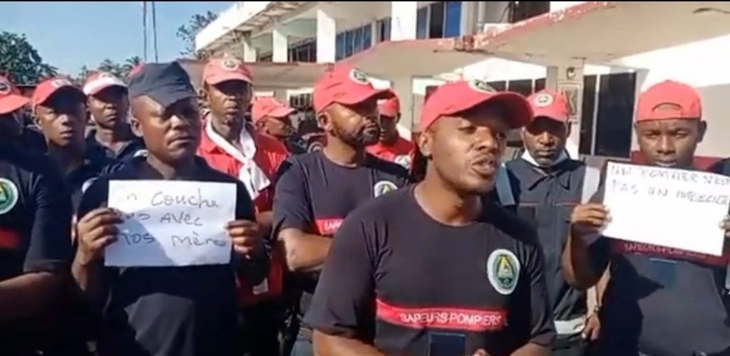 Les pompiers comoriens face aux insultes de leur Directeur.
