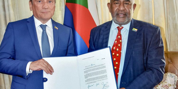 Azali délivré par une lettre de Macron