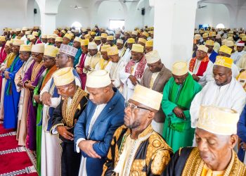 Mosquée pleine. Pour Azali à Mandza