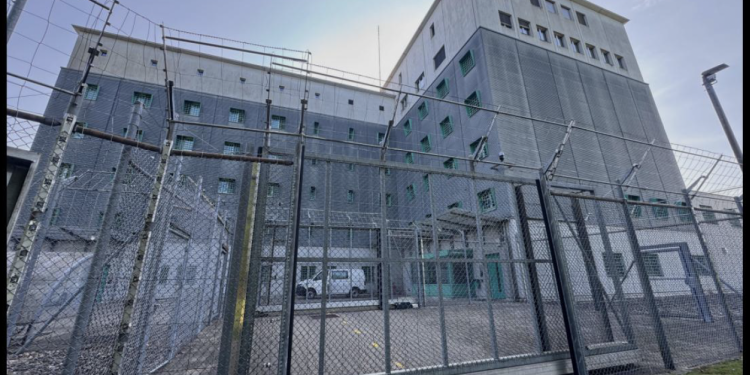 Droit d’asile en péril : Trois femmes comoriennes malades, détenues à la prison de Zurich et ignorées par leurs diplomates